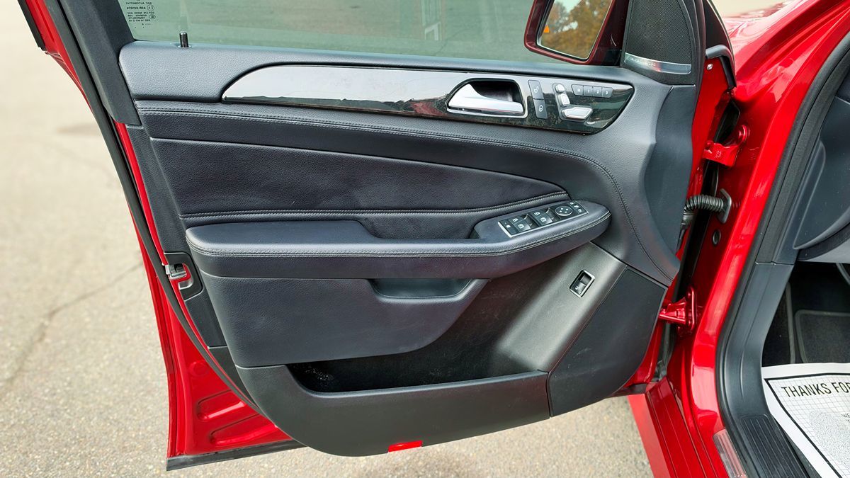 Photo 12 of this Mercedes-Benz GLE 400