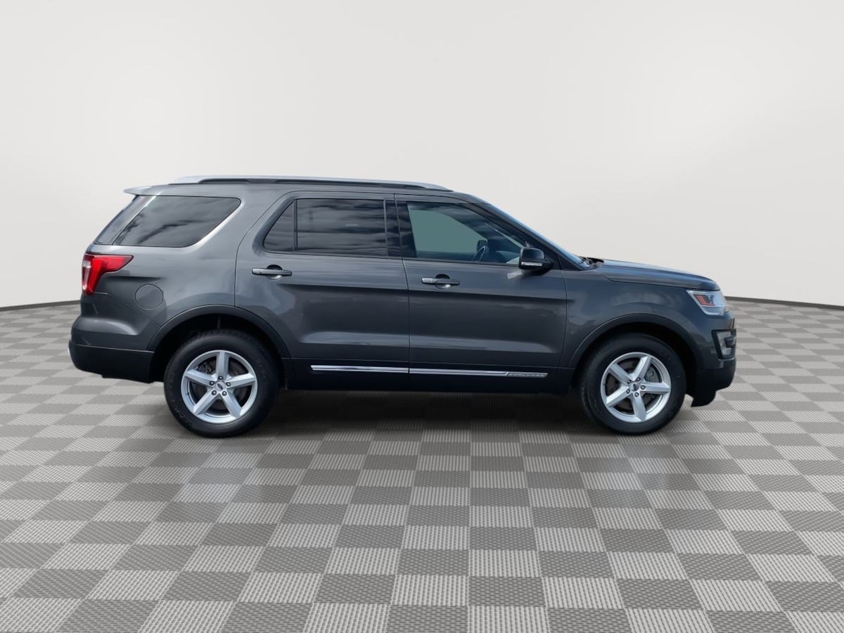 2016 Ford Explorer XLT photo 2