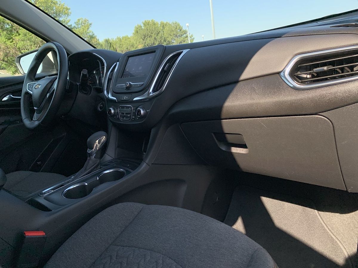 2024 Chevrolet Equinox LT photo 2