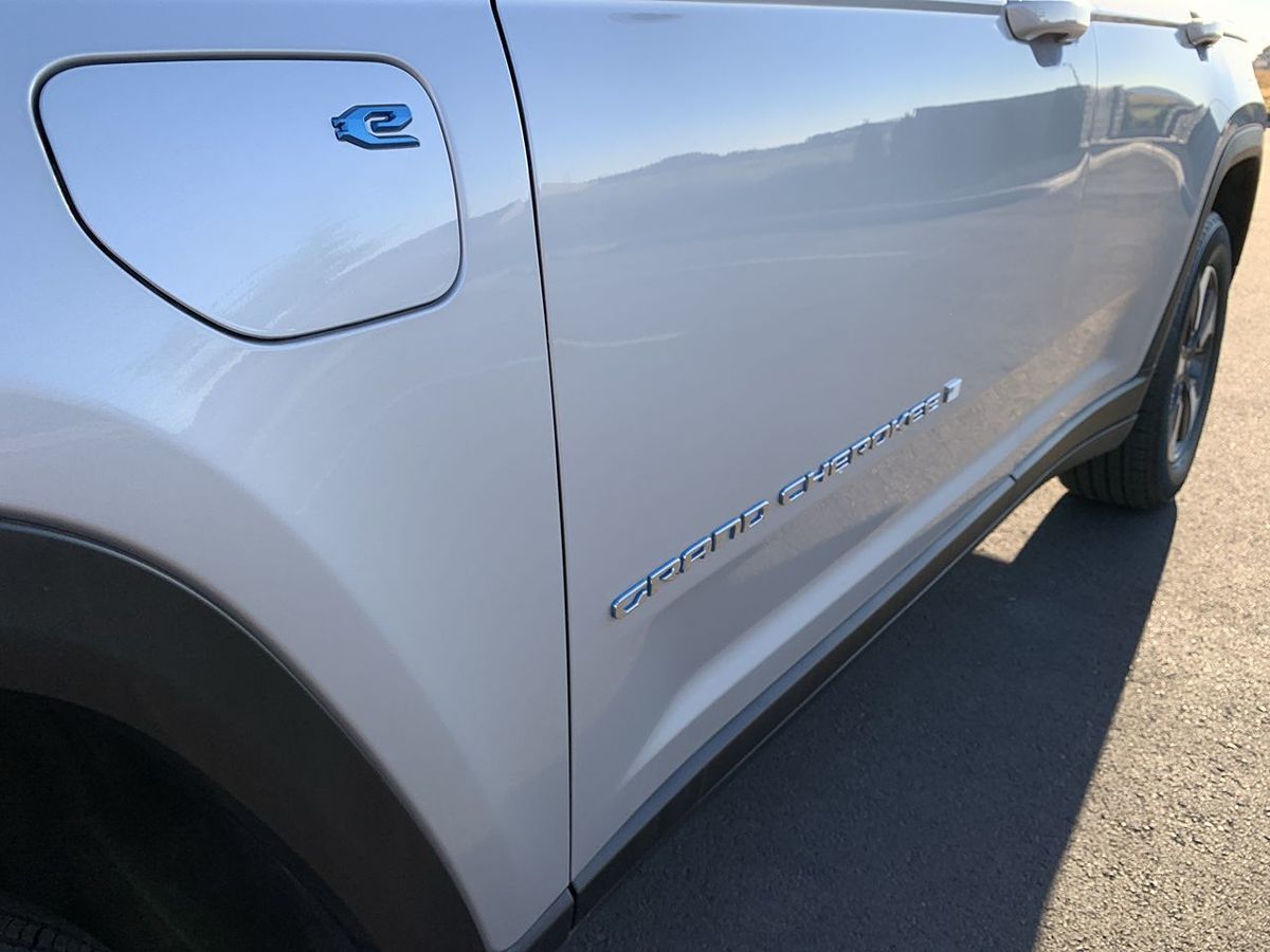 2023 Jeep Cherokee 4xe photo 13