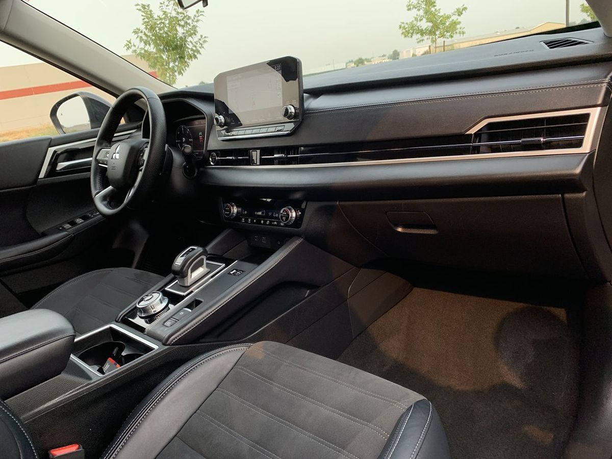 2023 Mitsubishi Outlander PHEV SE photo 2