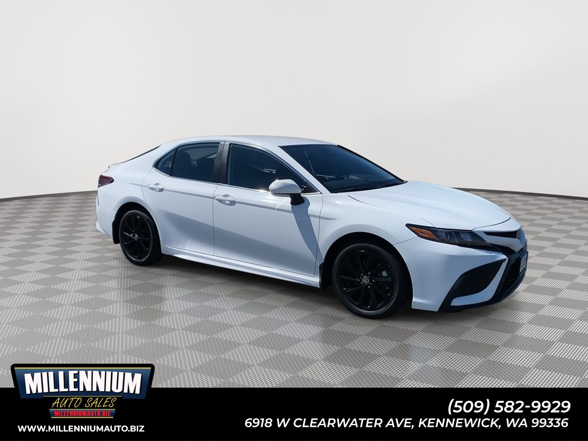 2024 Toyota Camry SE's photo