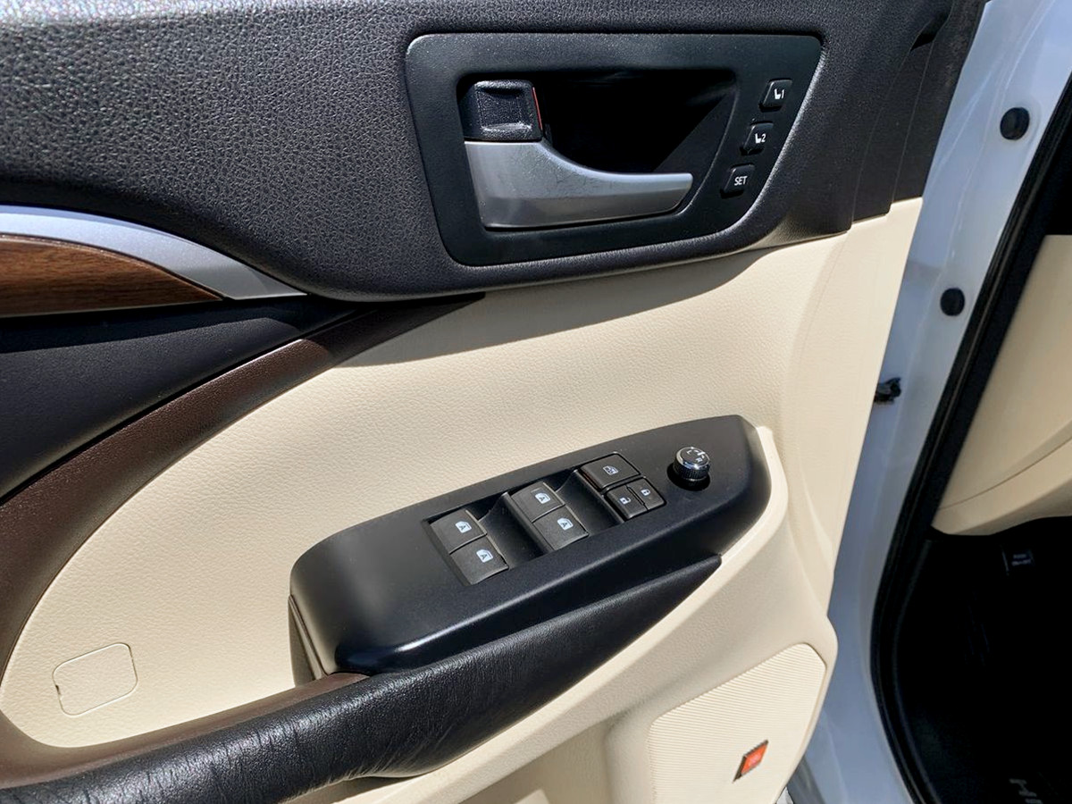 Photo 16 of this Toyota Highlander