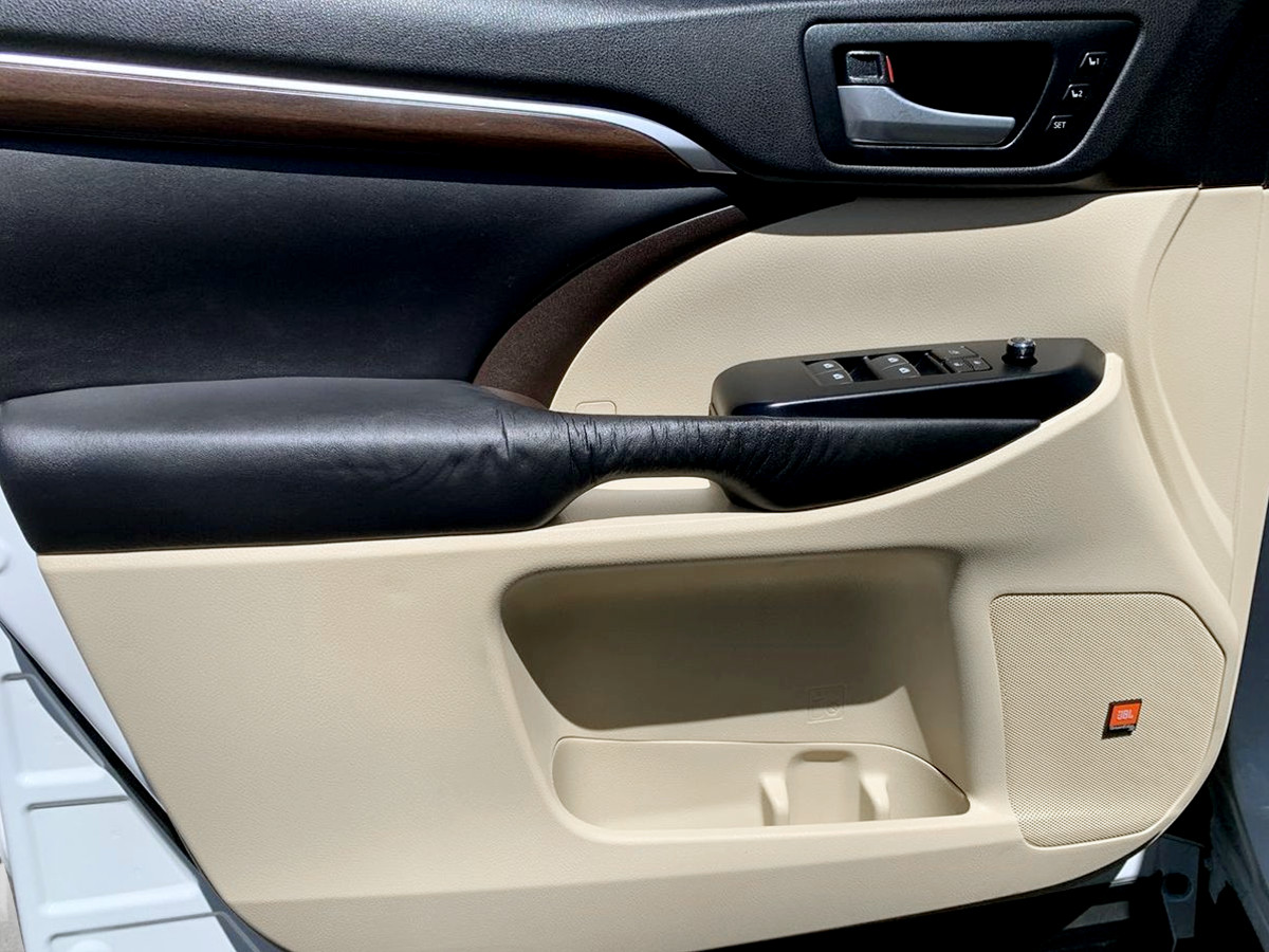 Photo 15 of this Toyota Highlander