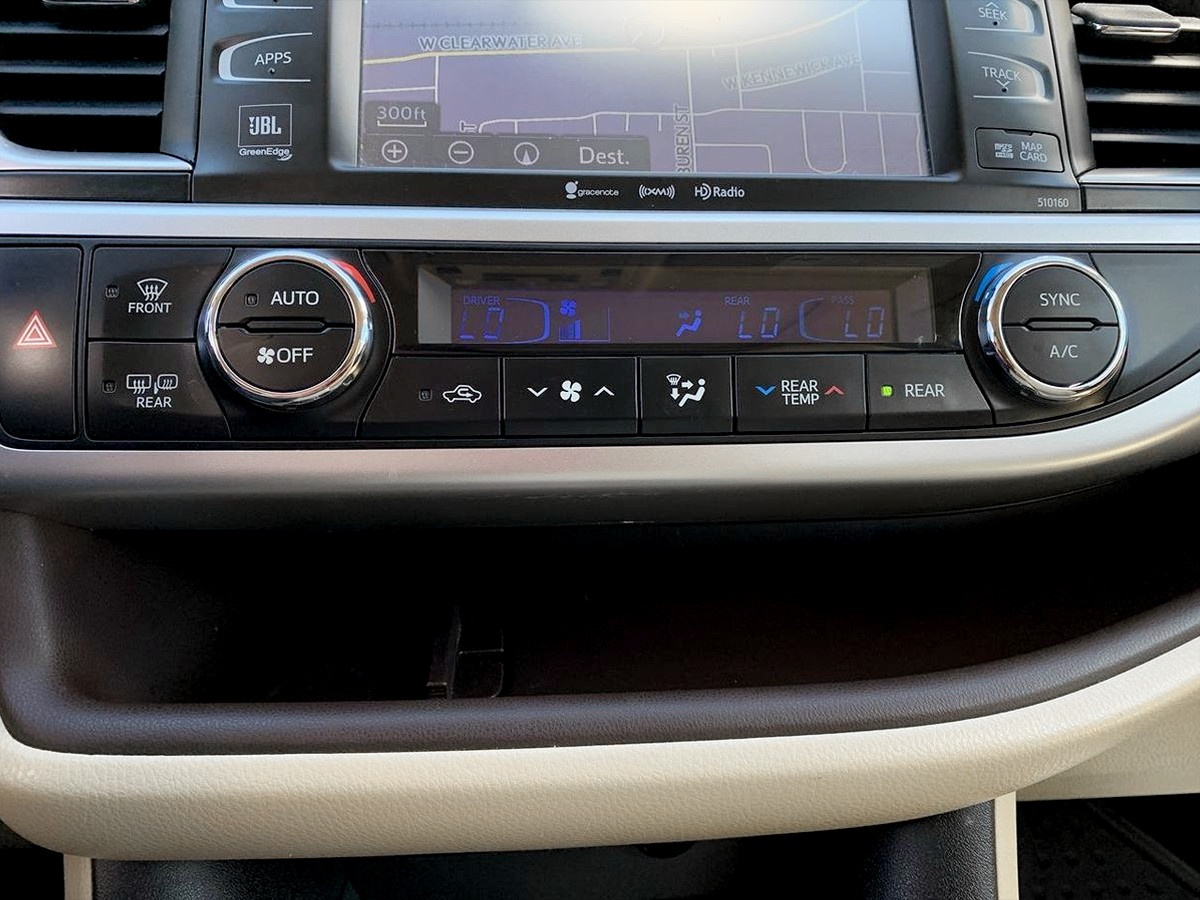 Photo 26 of this Toyota Highlander