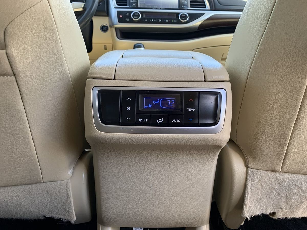 Photo 34 of this Toyota Highlander