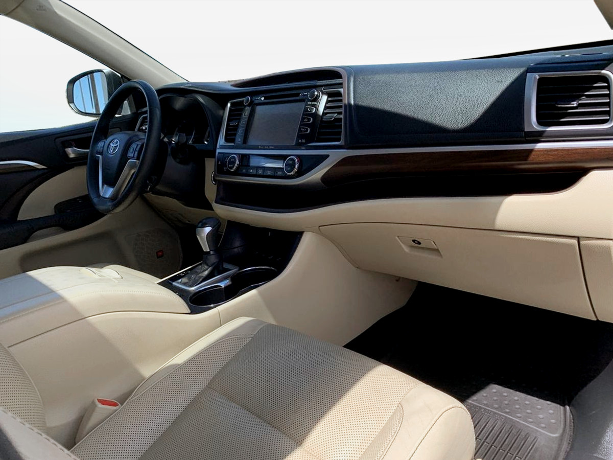 Photo 36 of this Toyota Highlander