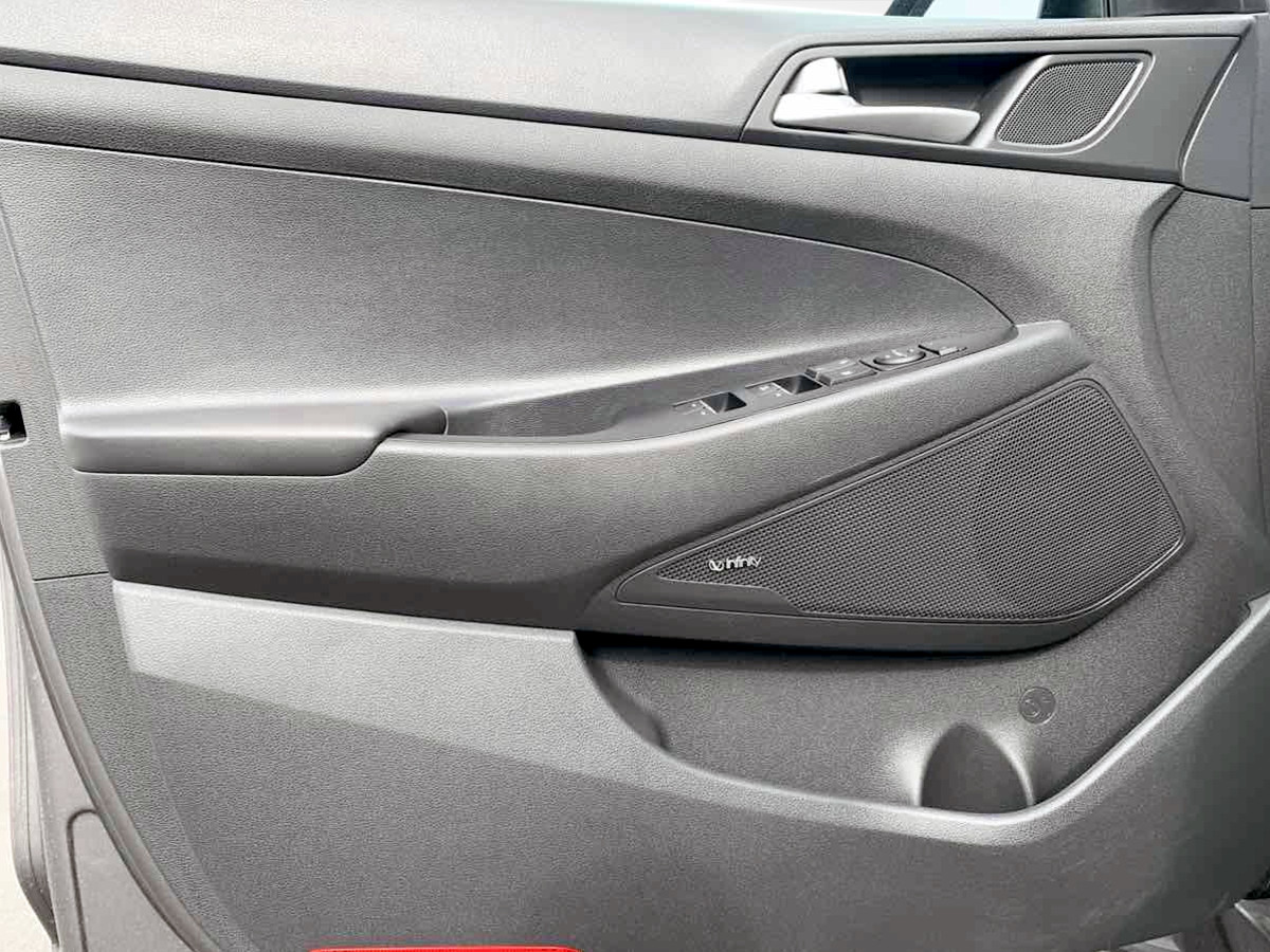 Photo 12 of this Hyundai Tucson