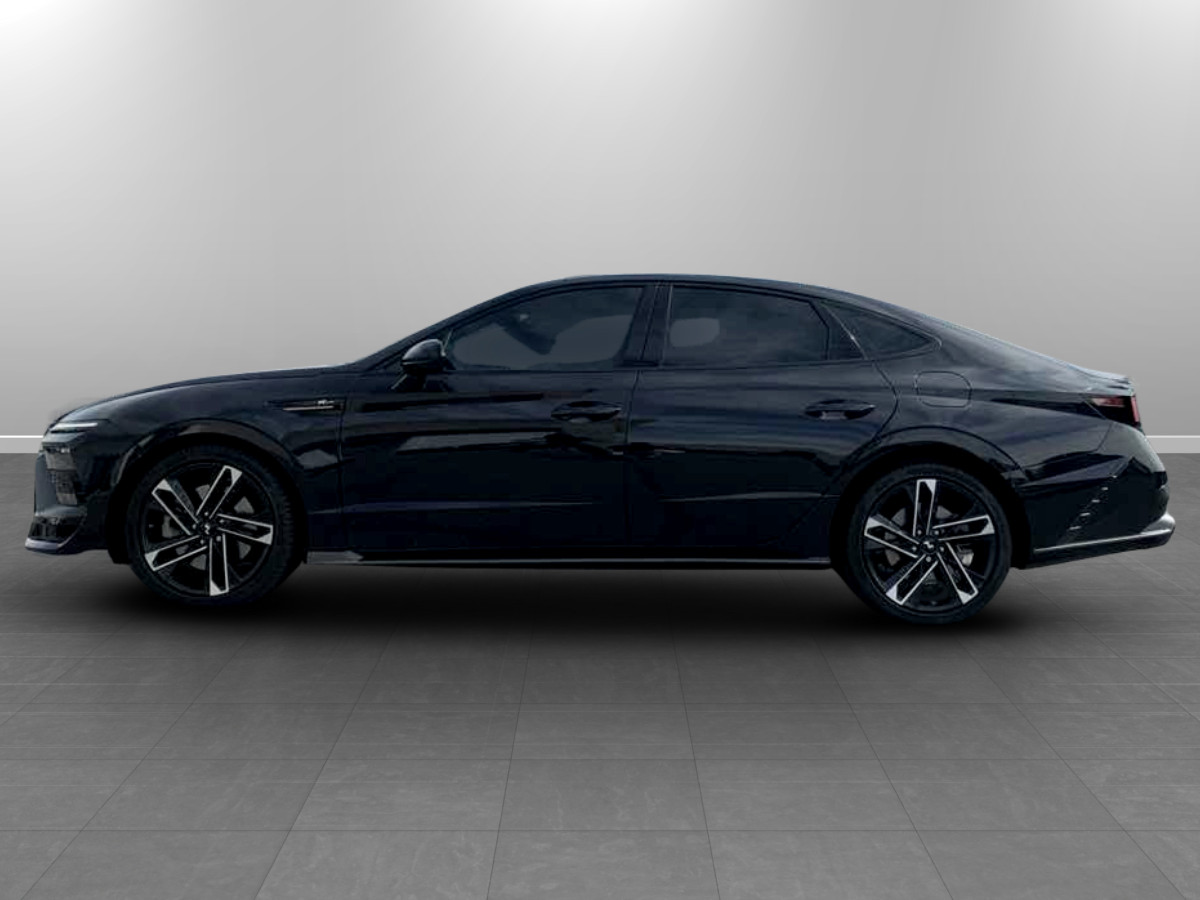 Photo 4 of this Hyundai Sonata