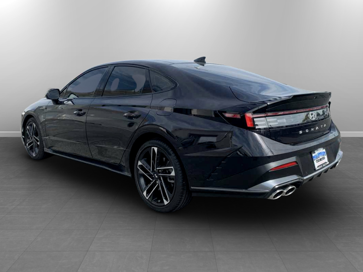 Photo 5 of this Hyundai Sonata