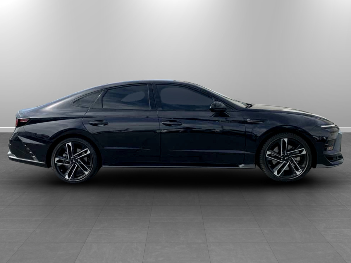 Photo 8 of this Hyundai Sonata