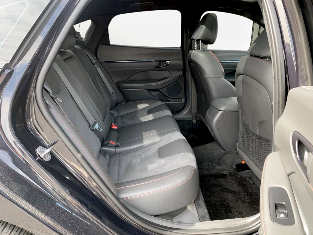 Photo 17 of this Hyundai Sonata