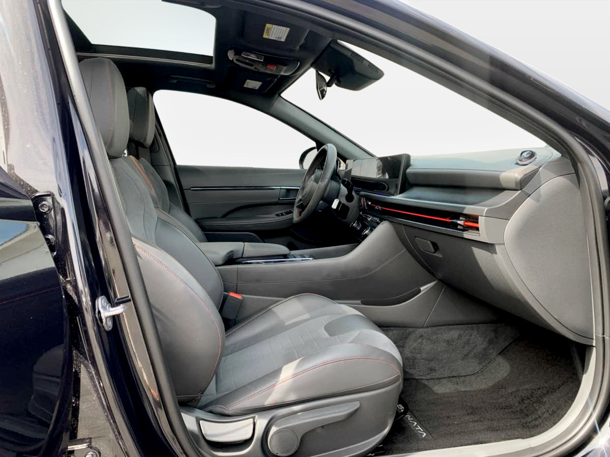 Photo 18 of this Hyundai Sonata