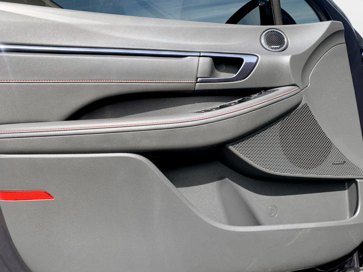 Photo 13 of this Hyundai Sonata