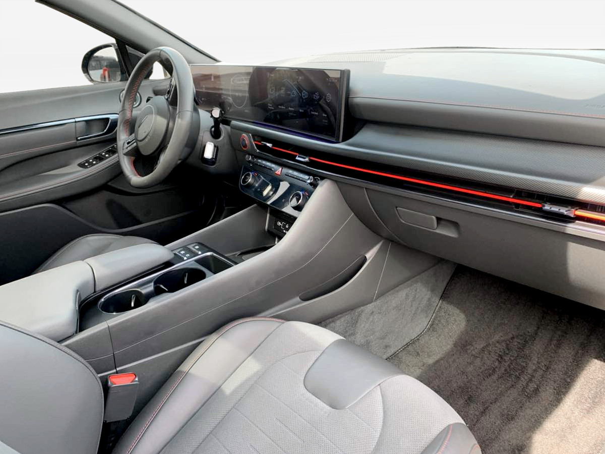 Photo 19 of this Hyundai Sonata