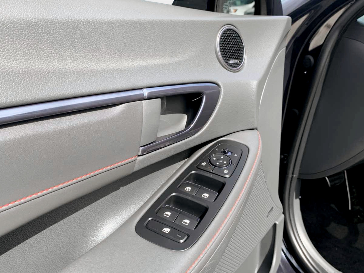 Photo 14 of this Hyundai Sonata