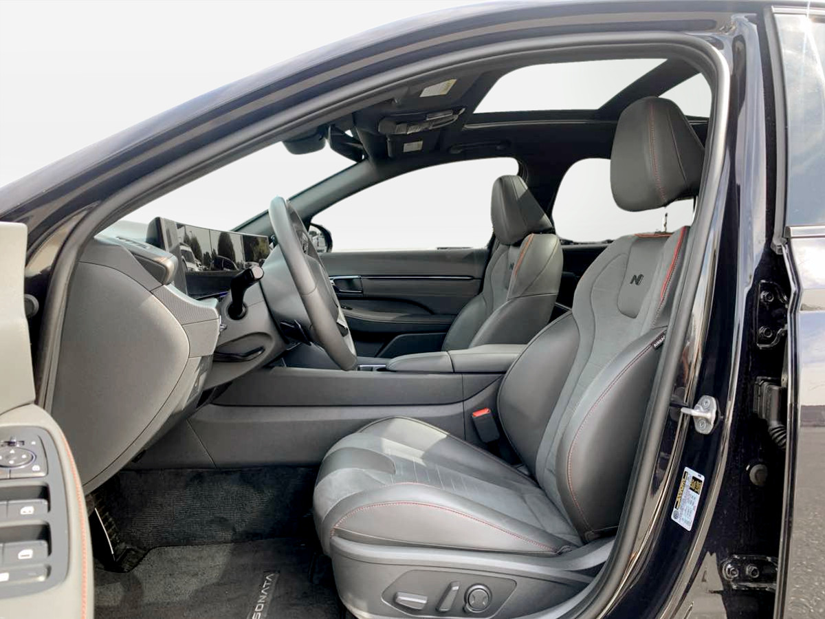 Photo 15 of this Hyundai Sonata