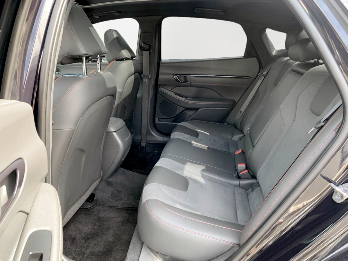 Photo 16 of this Hyundai Sonata