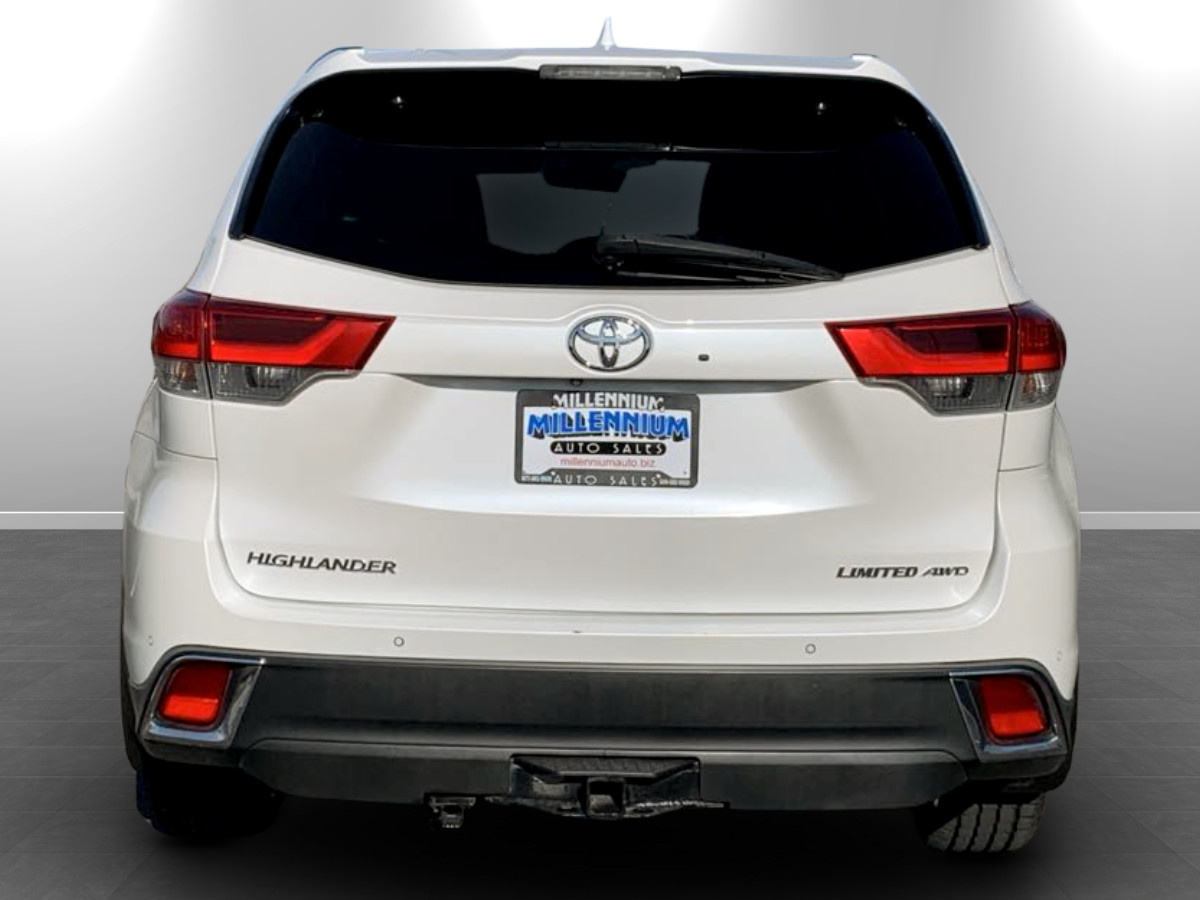 Photo 6 of this Toyota Highlander