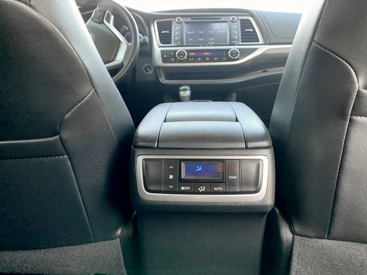 Photo 21 of this Toyota Highlander