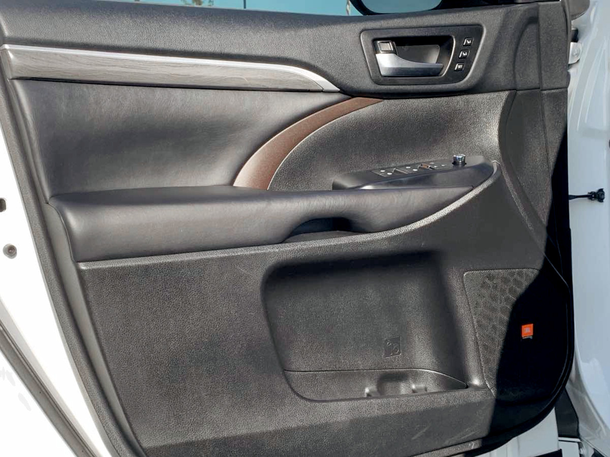 Photo 15 of this Toyota Highlander
