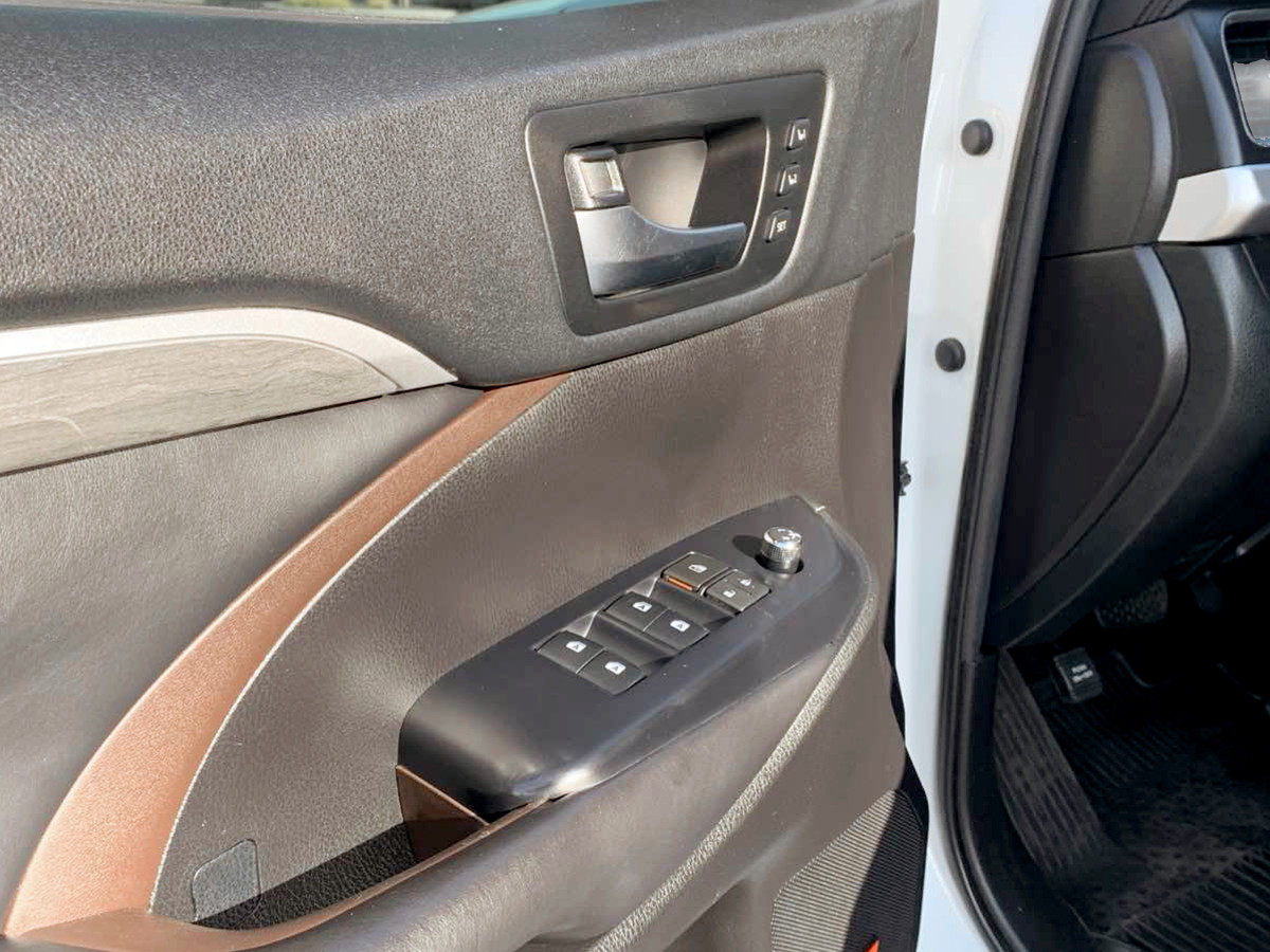 Photo 16 of this Toyota Highlander
