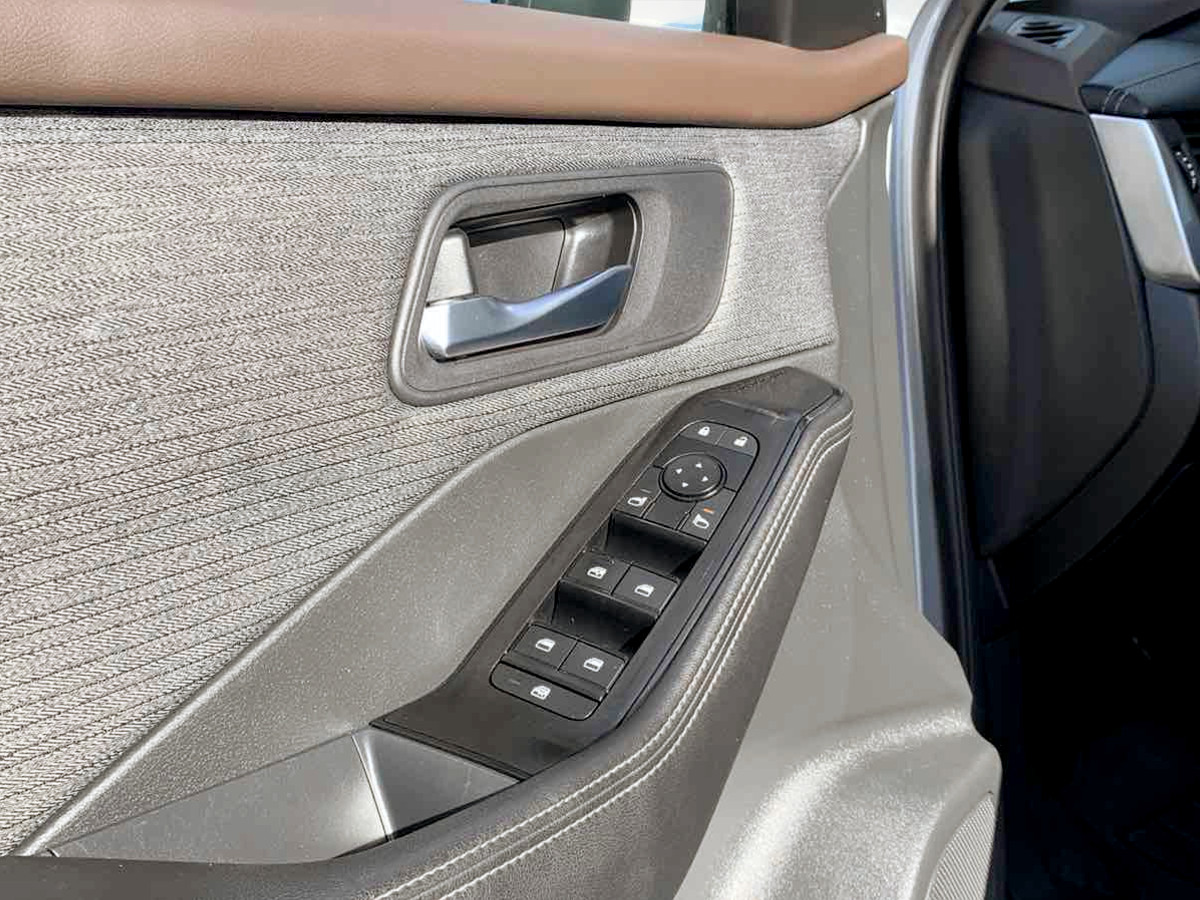 Photo 14 of this Nissan Rogue