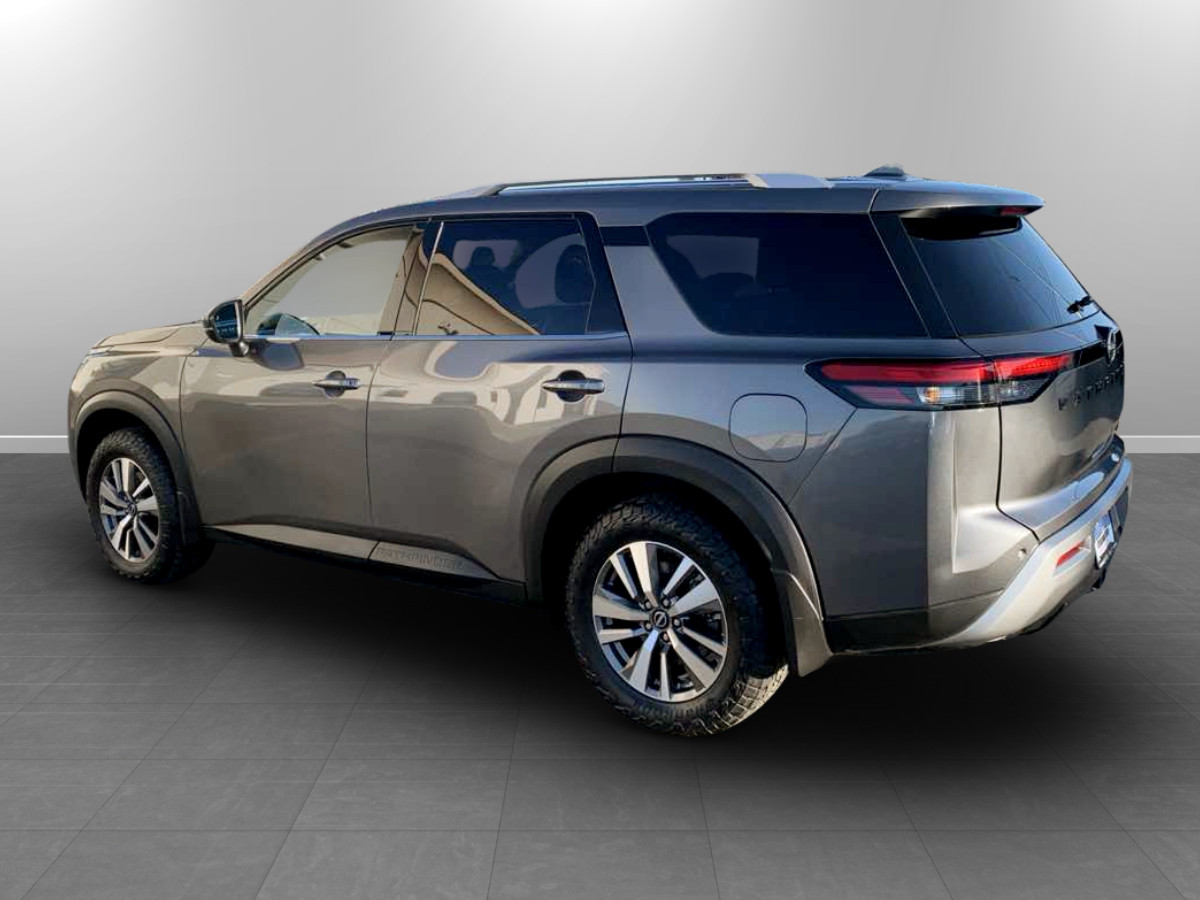 Photo 5 of this Nissan Pathfinder
