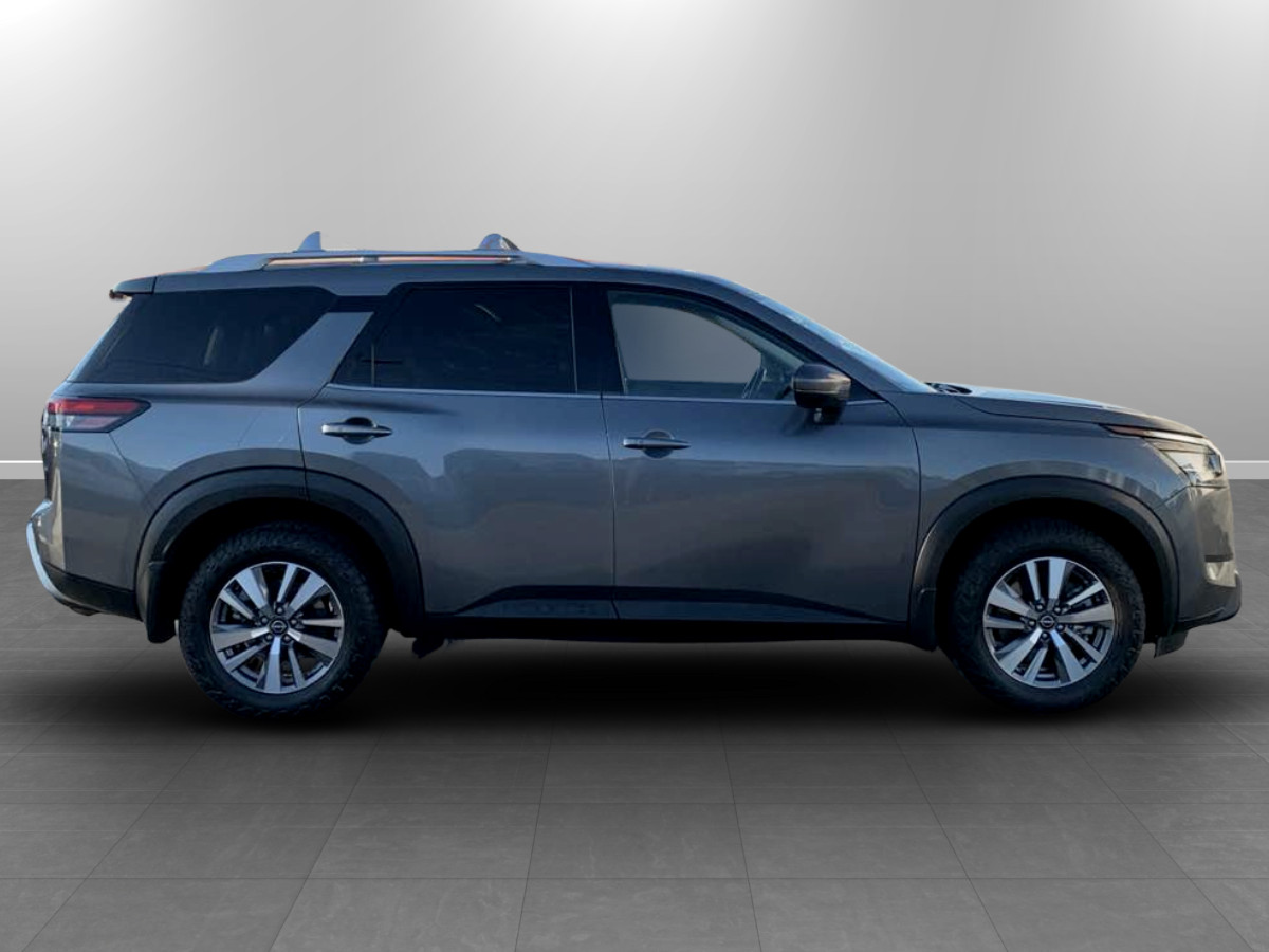 Photo 8 of this Nissan Pathfinder