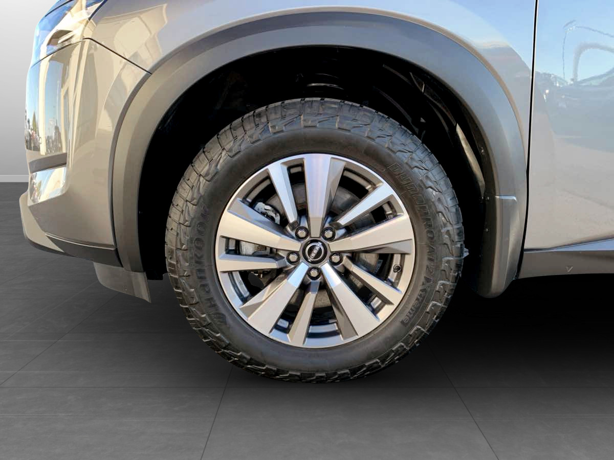 Photo 11 of this Nissan Pathfinder