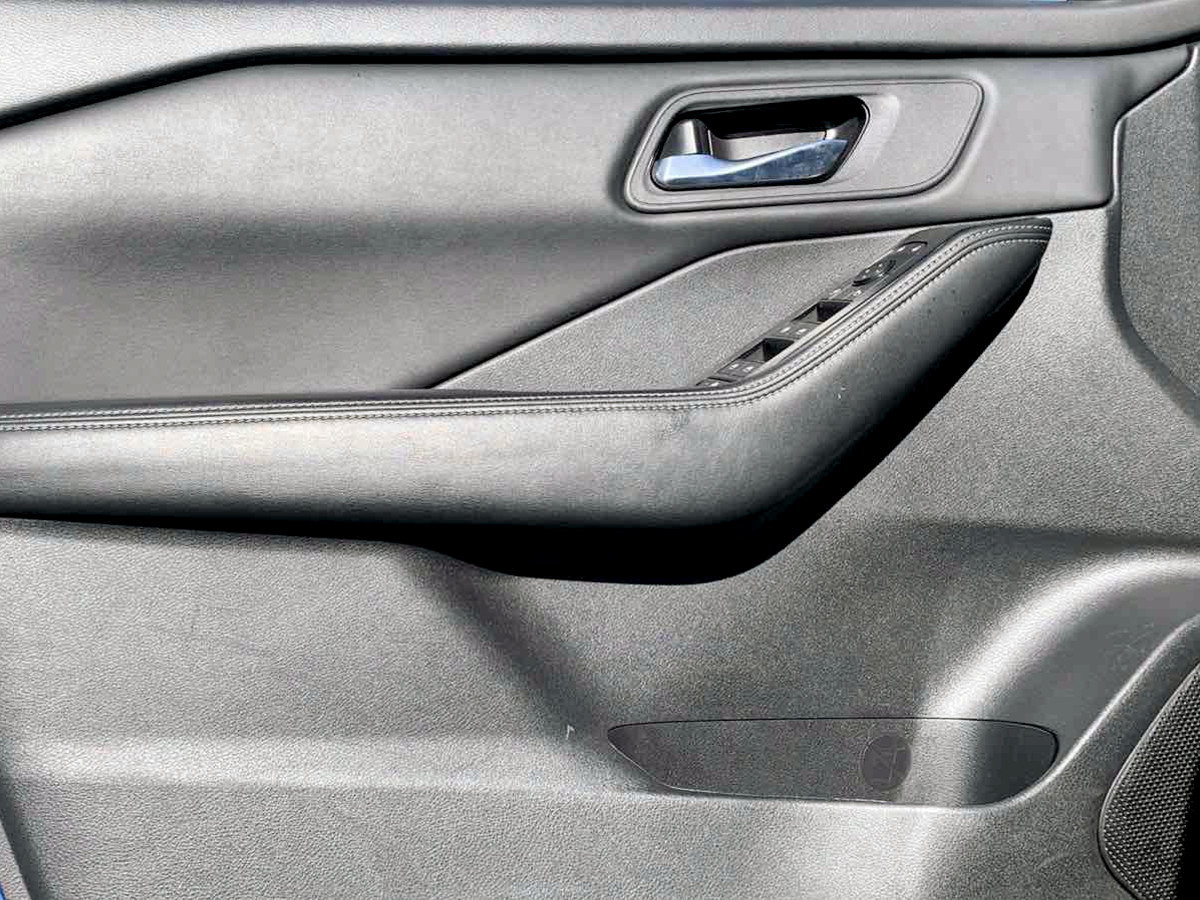 Photo 13 of this Nissan Rogue