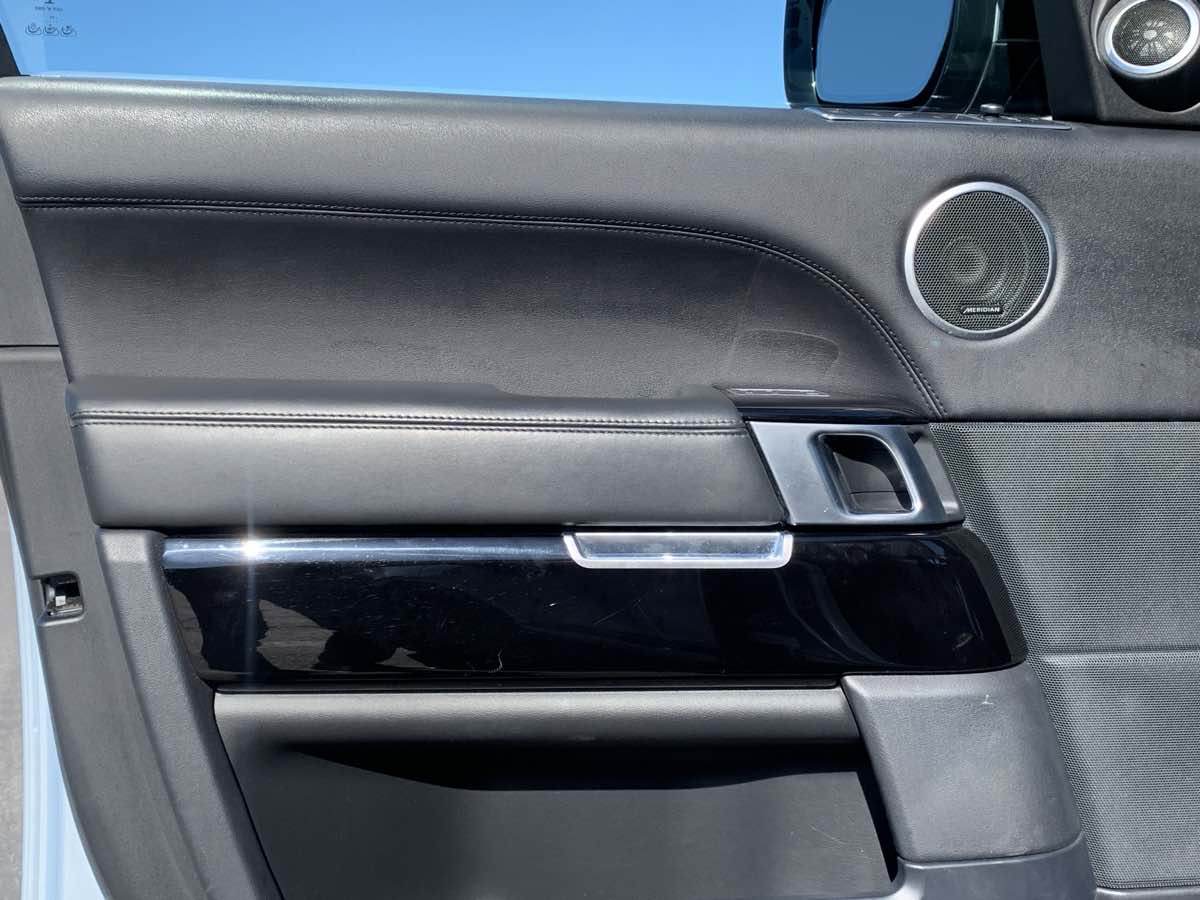 Photo 14 of this Land Rover Range Rover