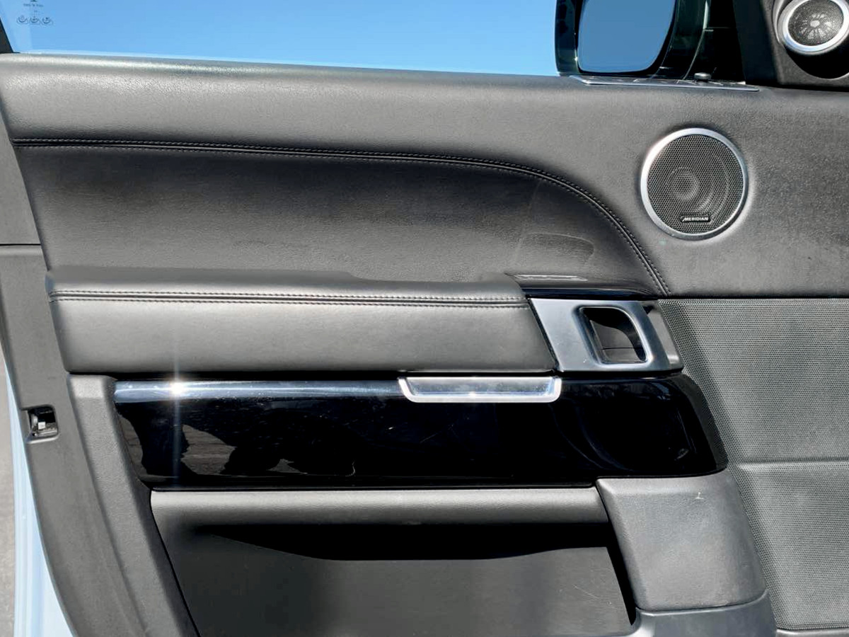 Photo 14 of this Land Rover Range Rover