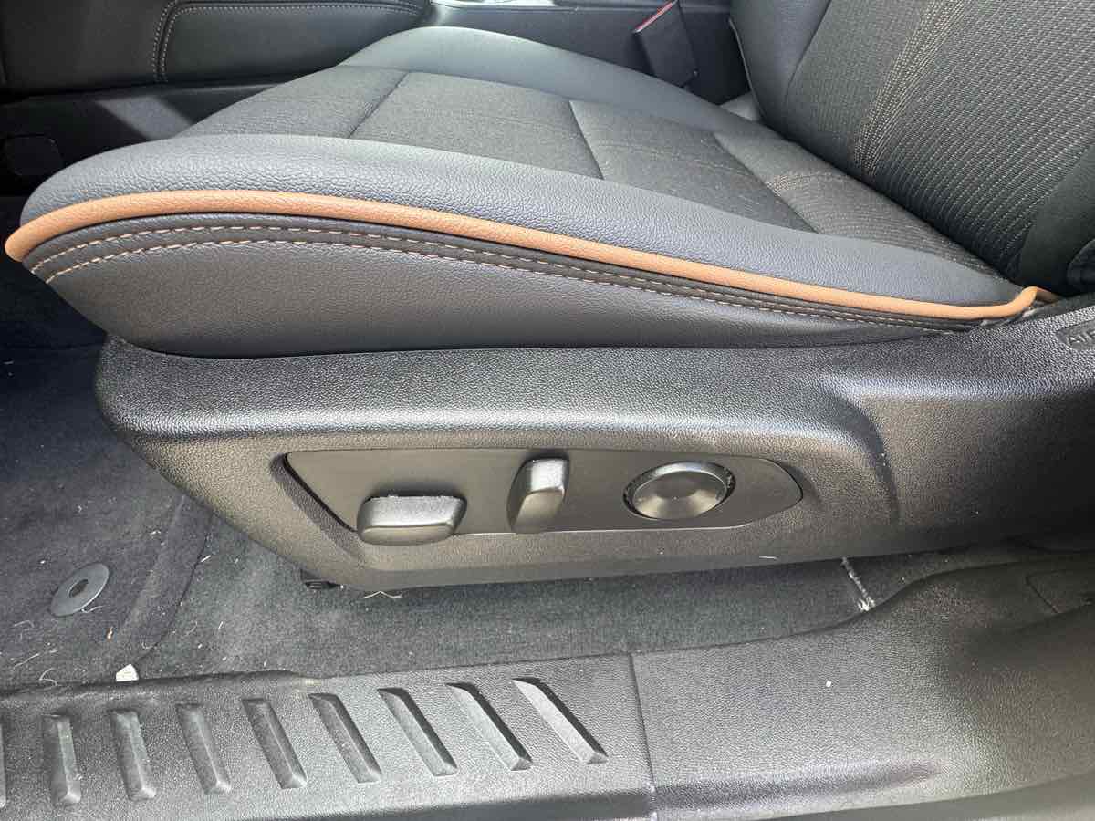 Photo 14 of this GMC Canyon