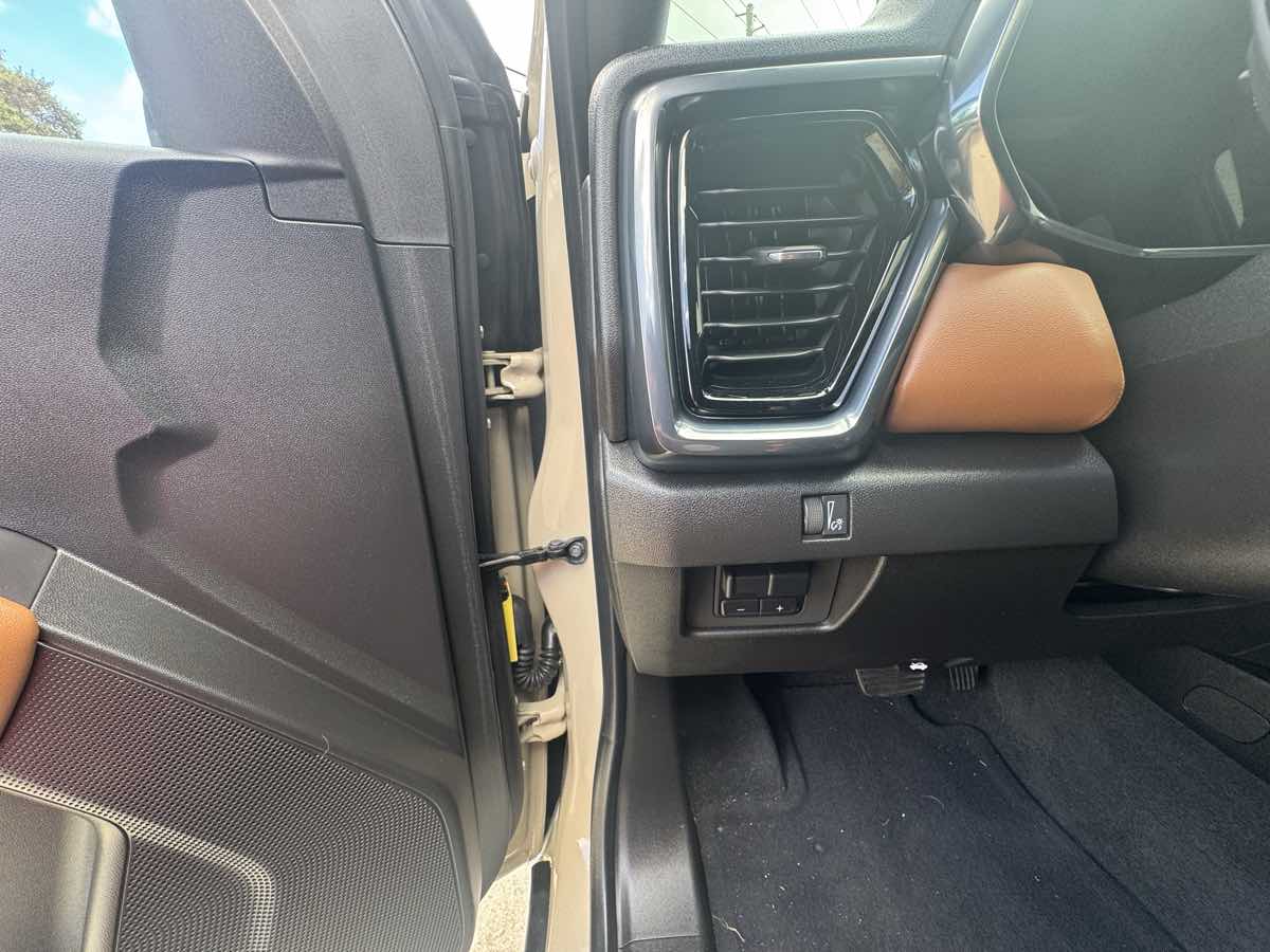 Photo 15 of this GMC Canyon