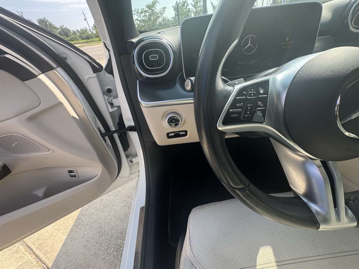 Photo 15 of this Mercedes-Benz C 300