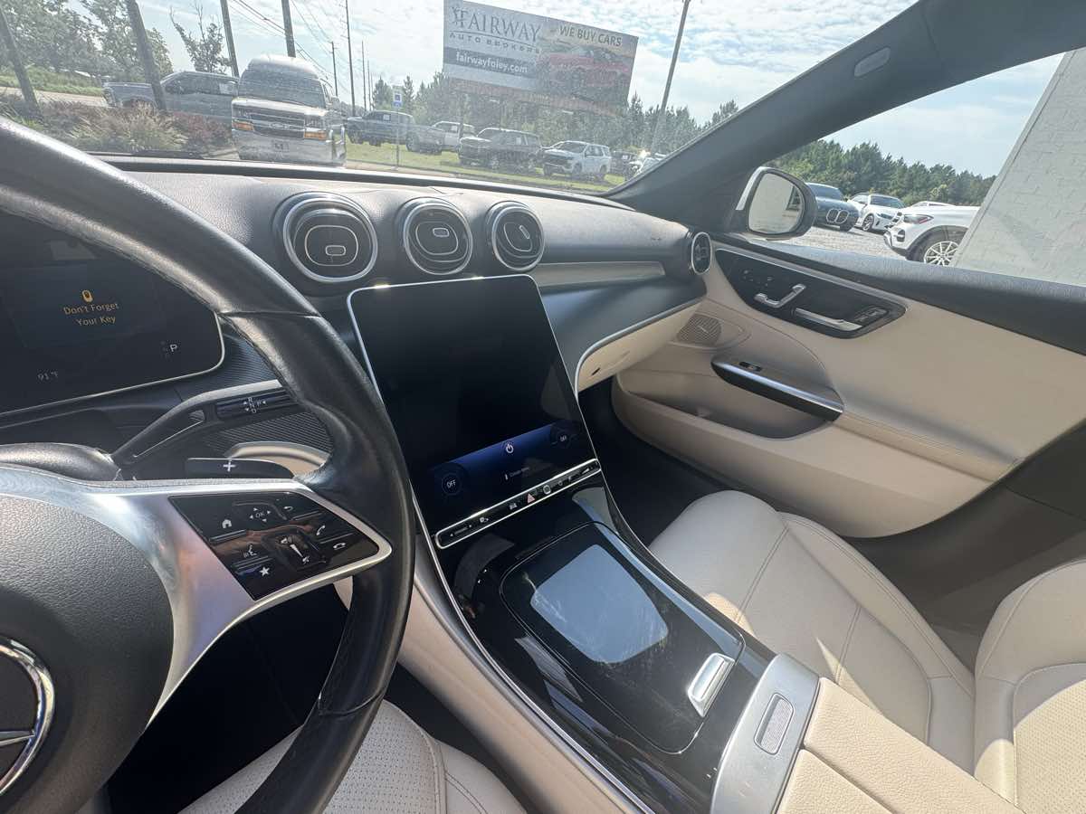 Photo 17 of this Mercedes-Benz C 300