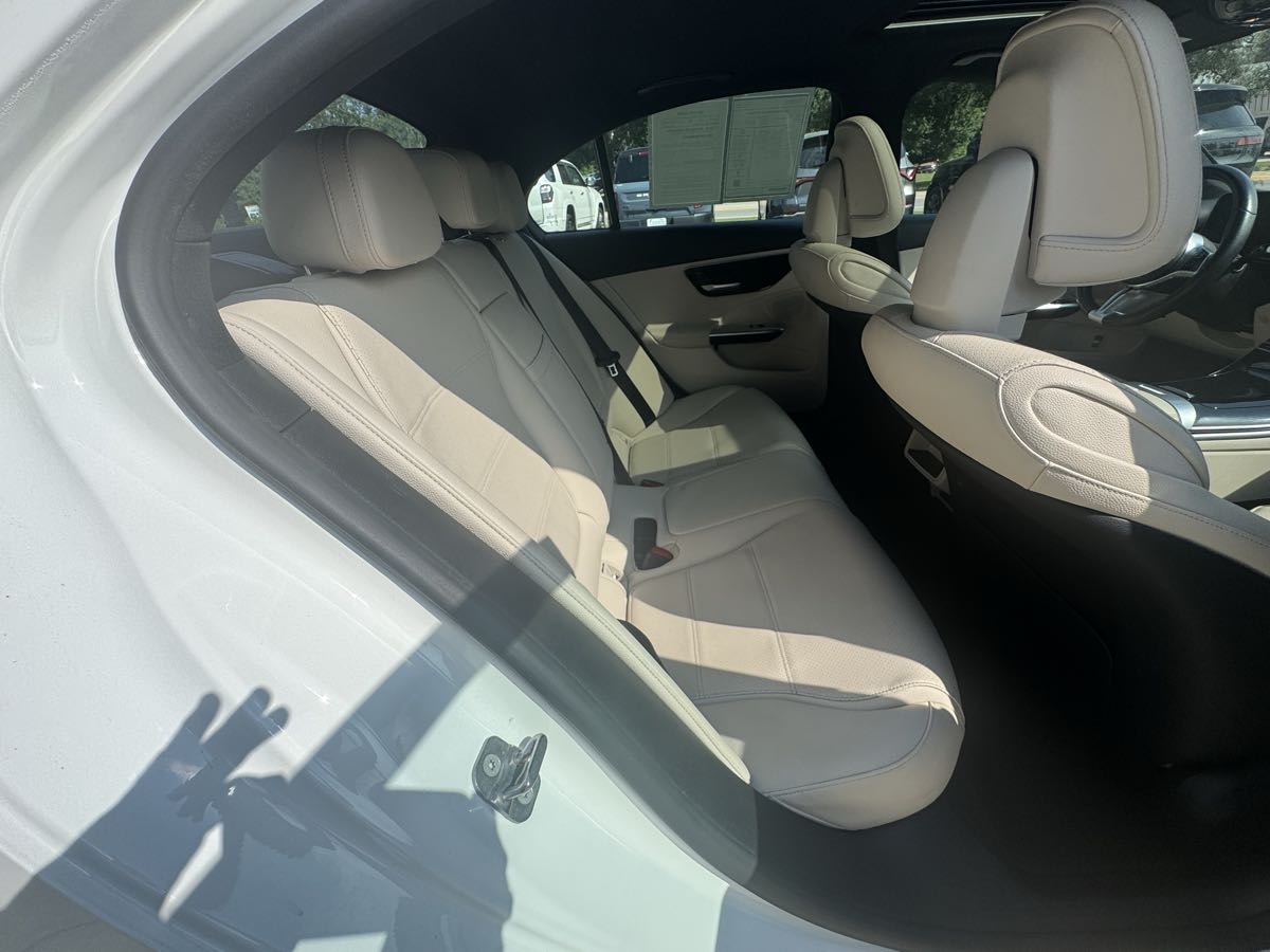 Photo 10 of this Mercedes-Benz C 300
