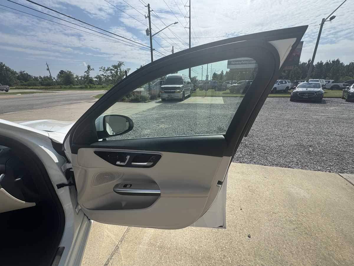 Photo 25 of this Mercedes-Benz C 300