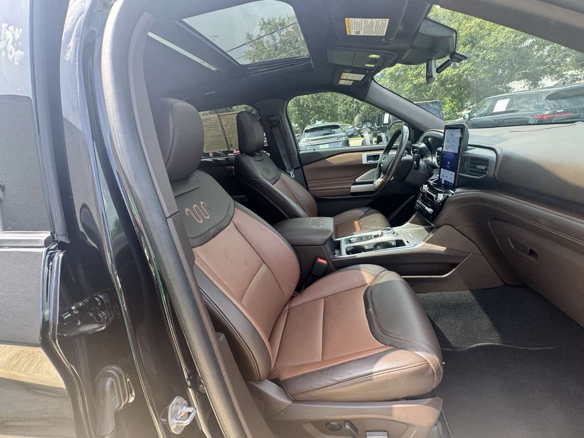 Photo 9 of this Ford Explorer