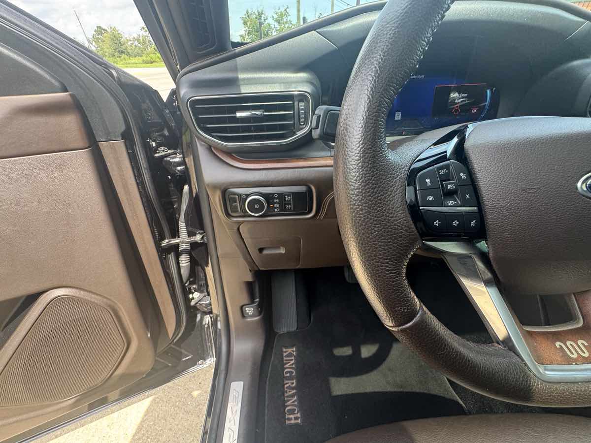 Photo 14 of this Ford Explorer