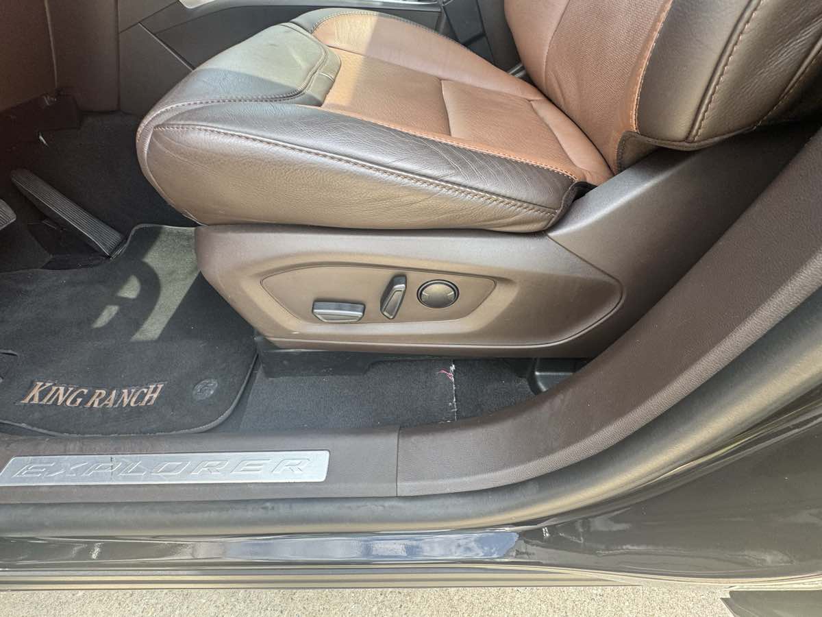 Photo 20 of this Ford Explorer