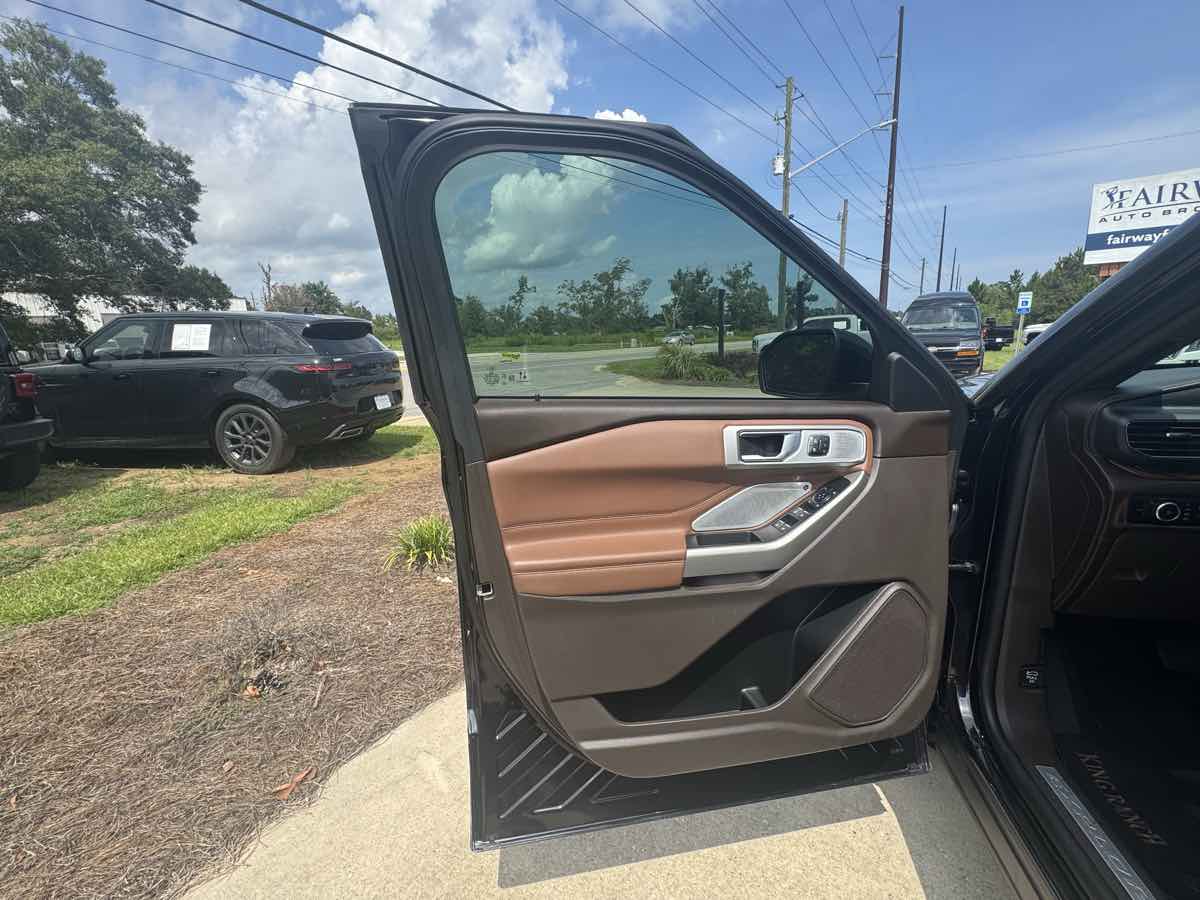 Photo 31 of this Ford Explorer