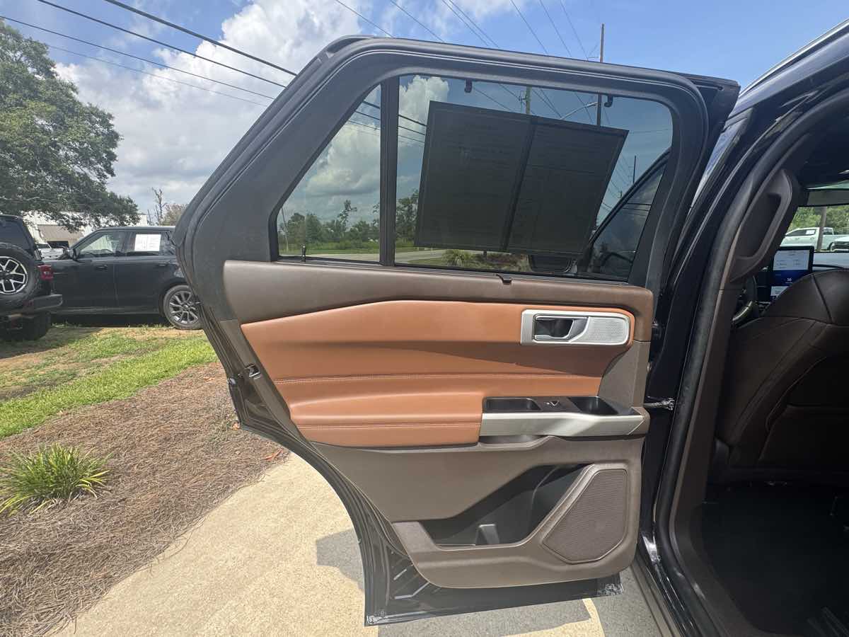 Photo 32 of this Ford Explorer