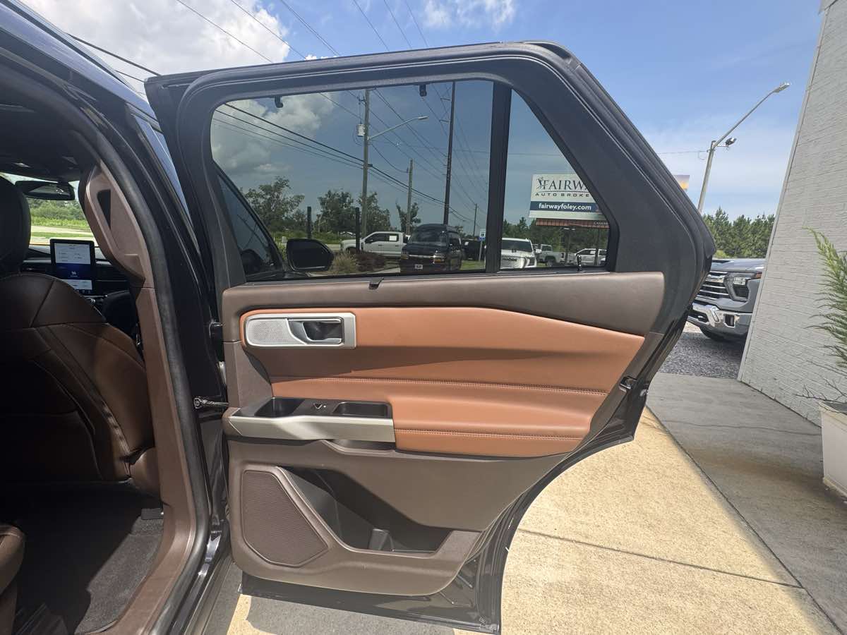 Photo 34 of this Ford Explorer