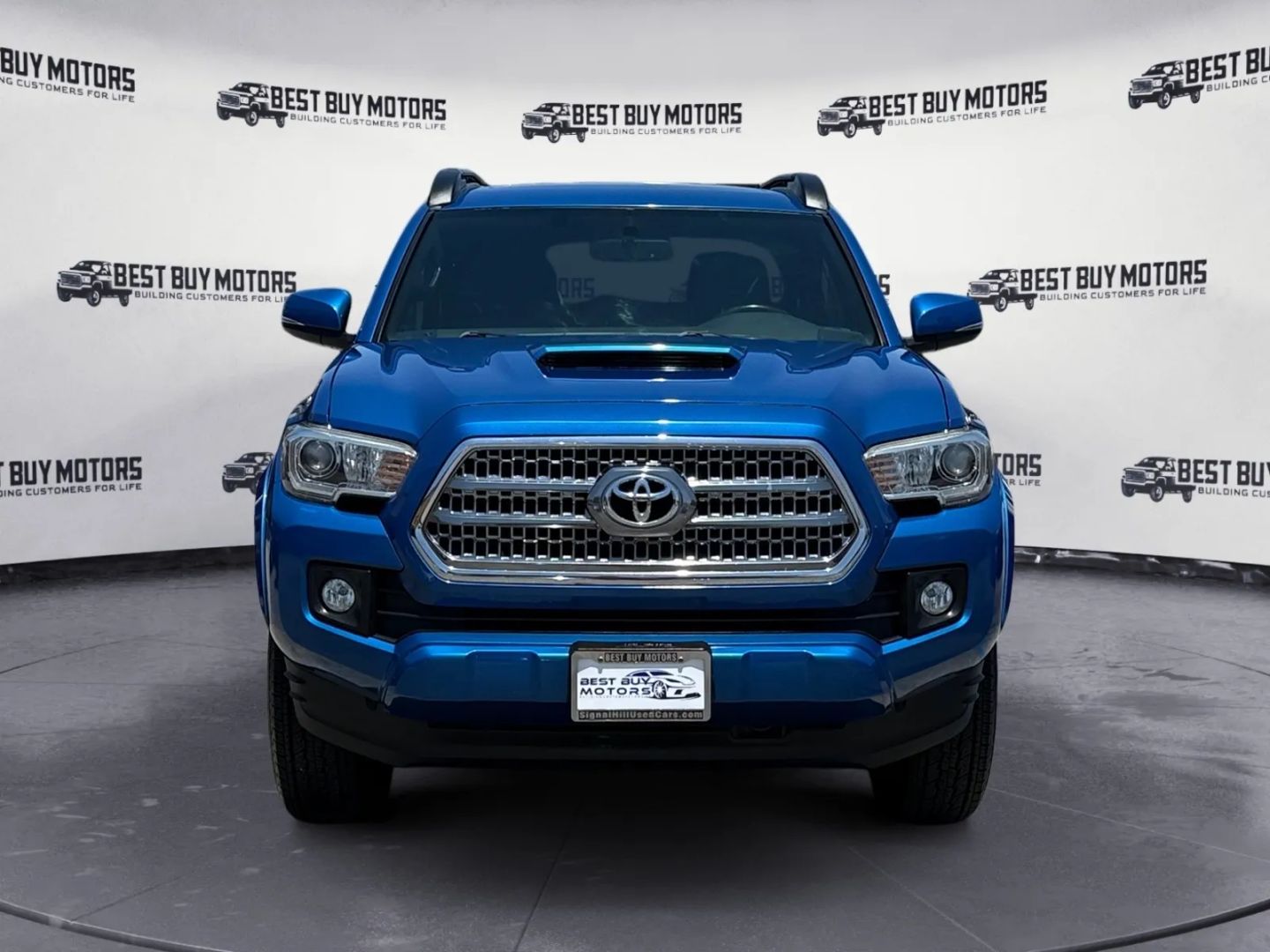2016 Toyota Tacoma TRD Sport photo 2