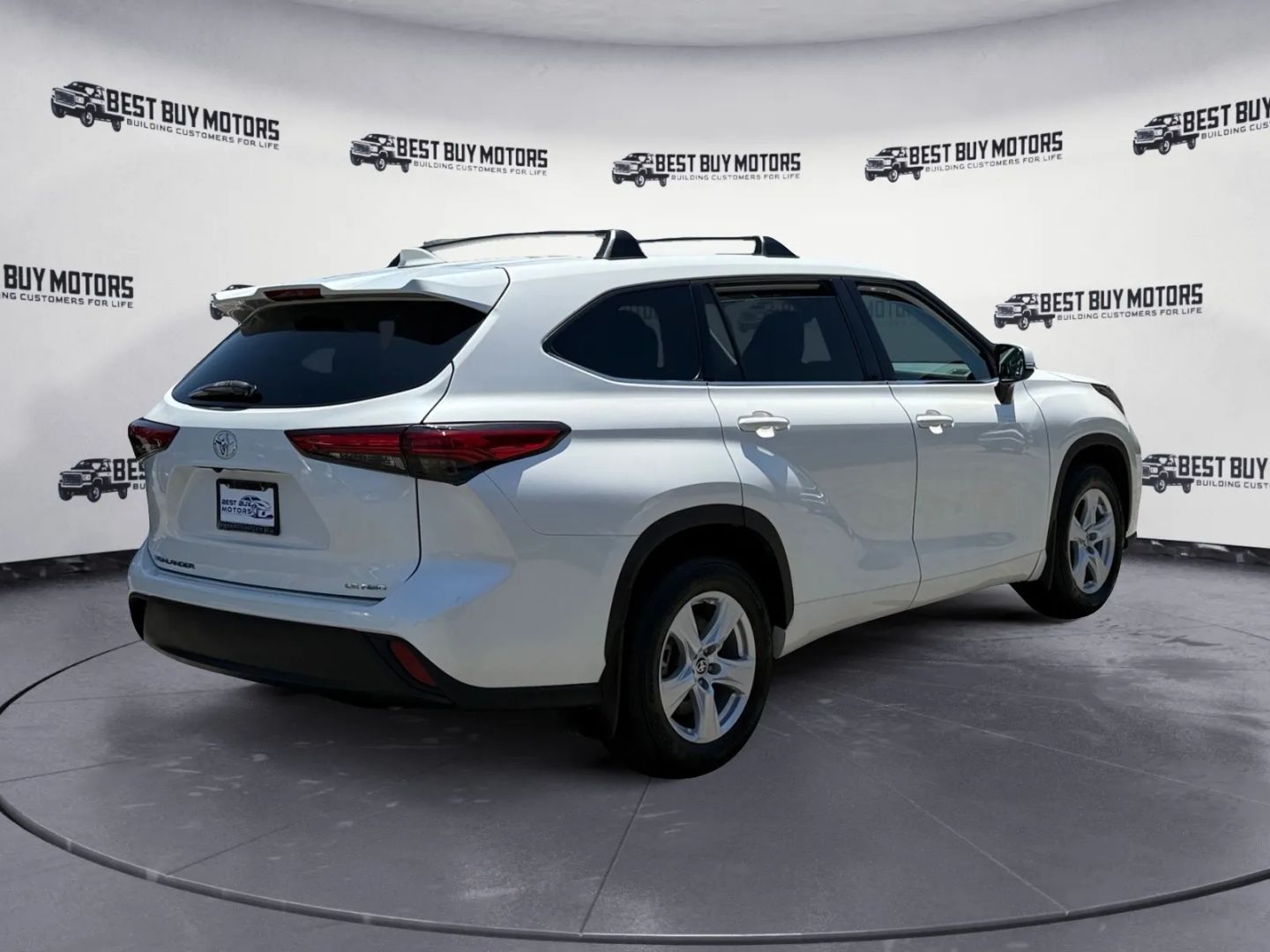 2020 Toyota Highlander LE Sport photo 4