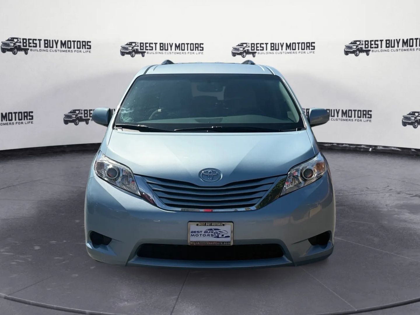 2016 Toyota Sienna LE photo 2