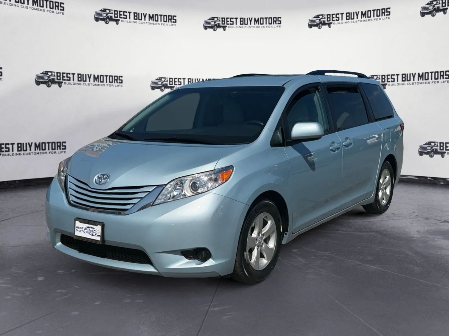 2016 Toyota Sienna LE photo 3