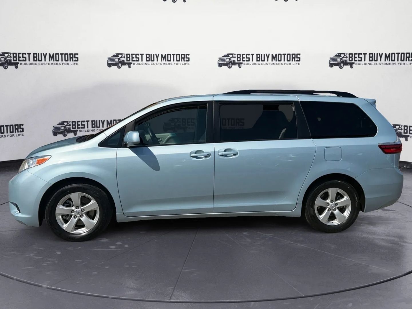 2016 Toyota Sienna LE photo 4